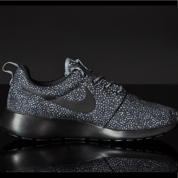 Nike Shoes - Women's Nike RosherRun Print